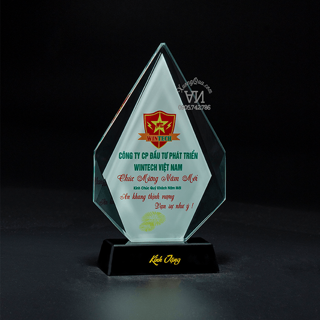 Cúp lưu niệm hình ngòi bút cho sự kiện doanh nghiệp